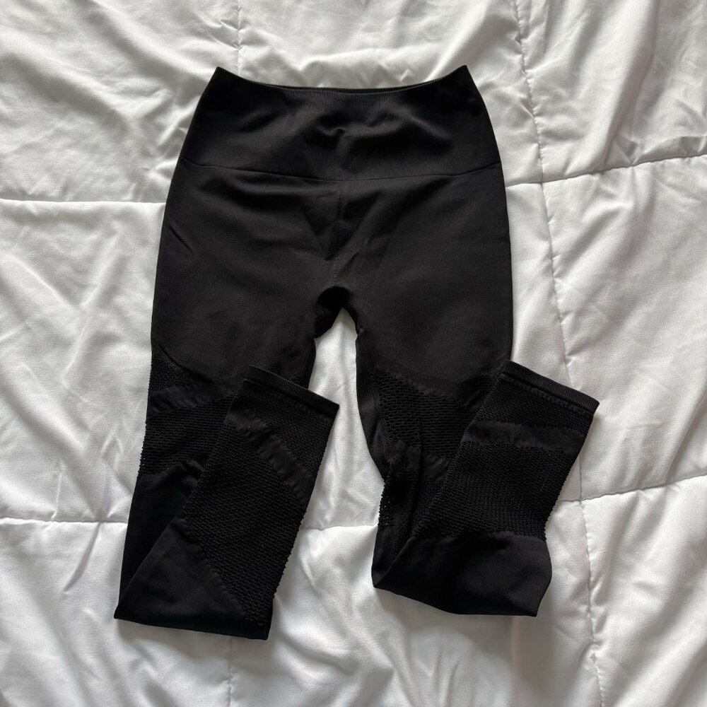 Fabletics Cropped Leggings Pants Womens Size XS Black Stretch‎ Yoga Activewear